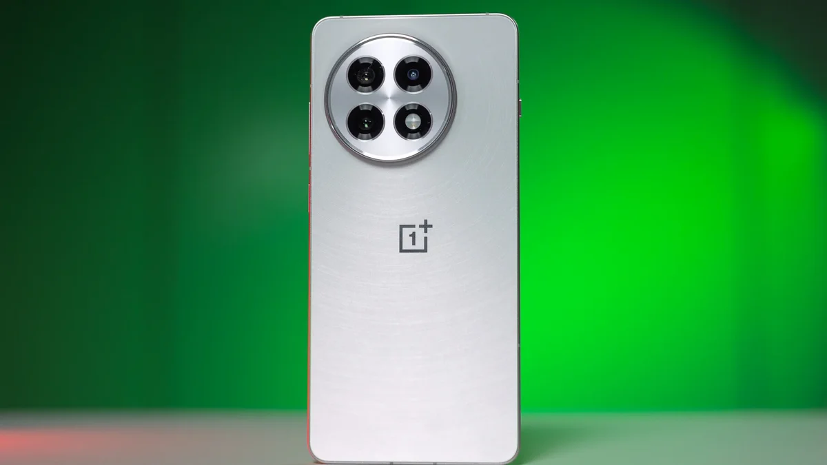 OnePlus 13Rは、100ドルオフで、技術者およびディールハンターとしての私にとって堅実なお買い得品です