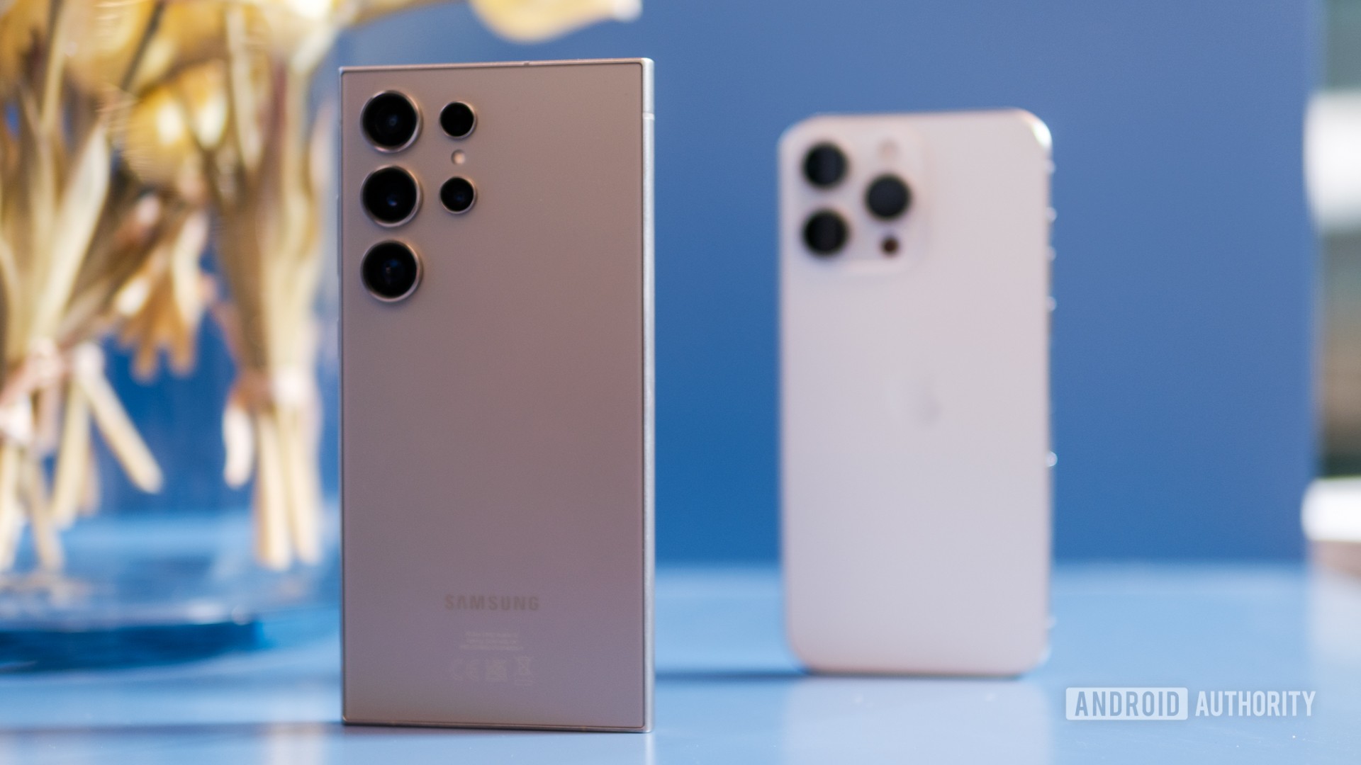 サムスンの最新の「シャツなし」広告は、インテリジェンスと折りたたみを欠くためにiPhoneをトロールします