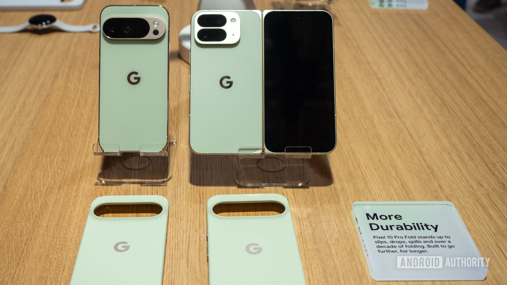 これらはピクセル10のマグサフとQI2アクセサリーです