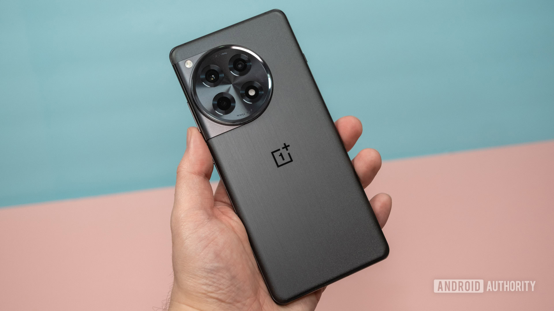 OnePlus 15リークは、その「スーパーブラック」オプションを含む、どの色が期待するかをからかいます