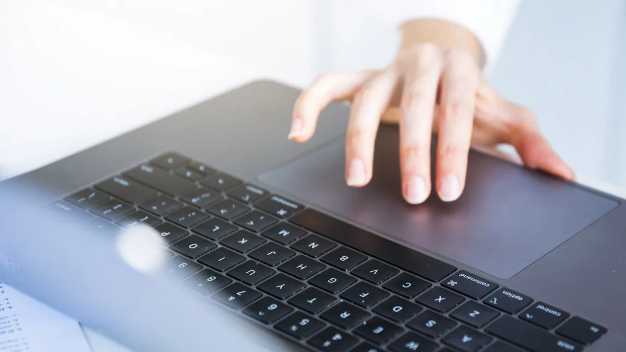 ノートパソコンのタッチパッドが飛び回るのを防ぐ方法