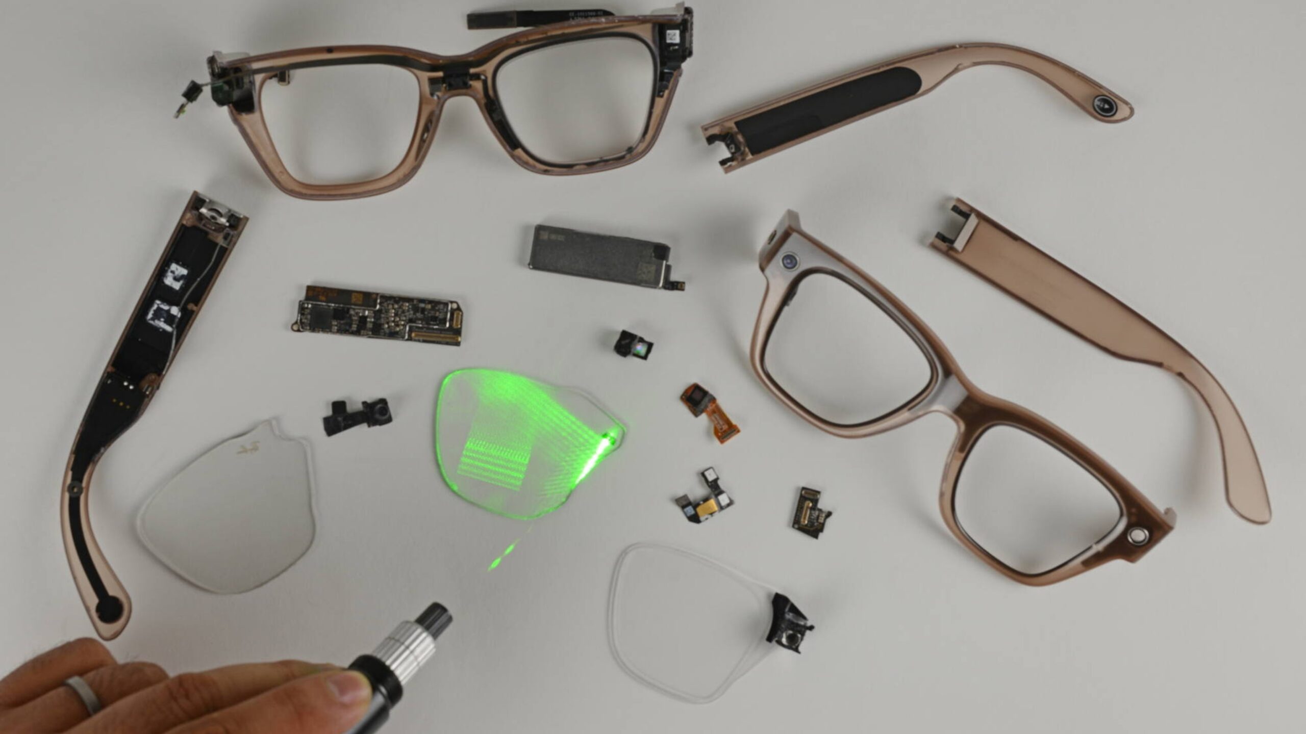 Meta の AR メガネは、修理可能性を犠牲にして画期的なディスプレイ技術を提供します